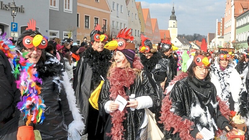 Nach der Corona-Zwangspause freuen sich die Vereine wieder auf die gute Stimmung beim Faschingsumzug am Faschingssonntag. Ab 14 Uhr zieht der Gaudiwurm durch den Markt. Anschließend ist Faschingstreiben und Faschingsparty am Marktplatz.