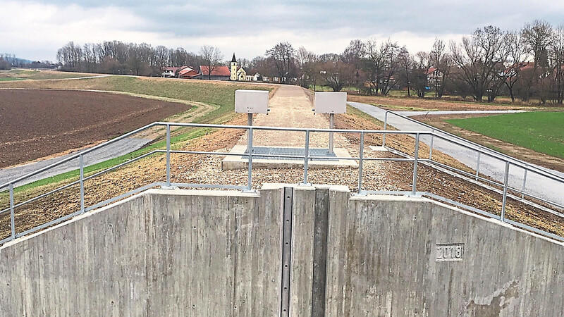 Wieder eine Rückhaltefläche für die Donau, die erhalten werden konnte: Der Deich bei Bergham im Landkreis Deggendorf ist seit Kurzem fertig und ist Teil des Polders Steinkirchen.