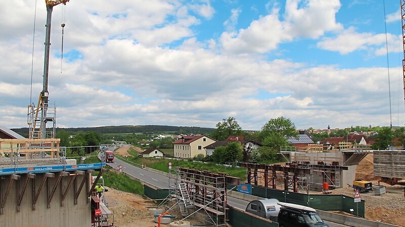 Entlang der neuen Brücke von der Bahnhofstraße über die B 85 führt auch einmal ein Geh- und Radweg.