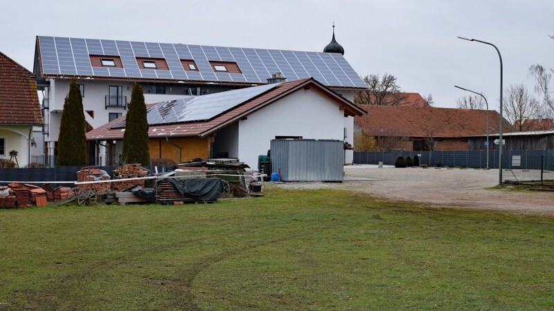 Auf dieser Wiese sollen weitere Parkplätze für das Echinger Gasthaus Forster am See entstehen. Im Hintergrund zur sehen der Stadl und dahinter das Hotel vom Gasthaus Forster am See.