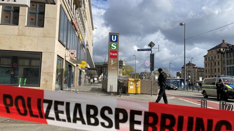 Nach einem Tötungsdelikt in der Münchner Innenstadt hat die Polizei den Tatort abgesperrt. Am frühen Sonntagmorgen wurde dort ein Mann bei einem Streit erstochen.