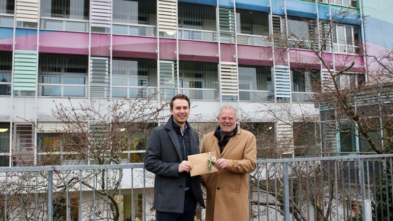 Josef Manhart (l.) übergab das Geld an Bernhard Brand, Geschäftsführer des Kinderkrankenhauses St. Marien.