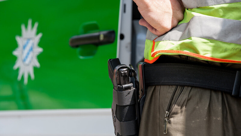 Großeinsatz in Niederhatzkofen: Weil eine gefährliche Flüssigkeit beim Entladen eines Lkw-Anhängers ausgetreten war, mussten Feuerwehr- und Spezialkräfte zu Hilfe geholt werden.