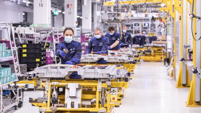 Im geplanten Hochvoltbatterien-Werk erfolgt keine Batteriezellproduktion. Batteriezellen sollen dort zu Hochvoltbatterien montiert werden, so wie das bereits am Dingolfinger BMW-Standort geschieht.