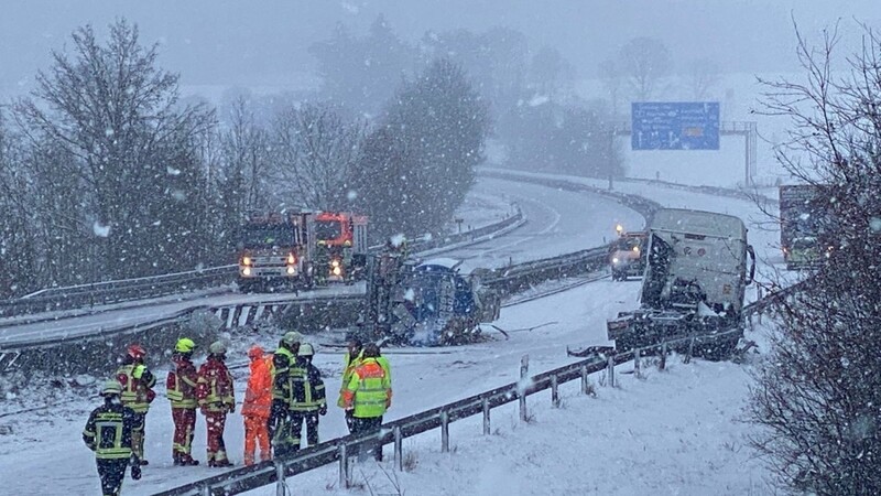 Auf der A93 bei Hausen ist am Dienstagvormittag ein Lastwagen umgekippt.