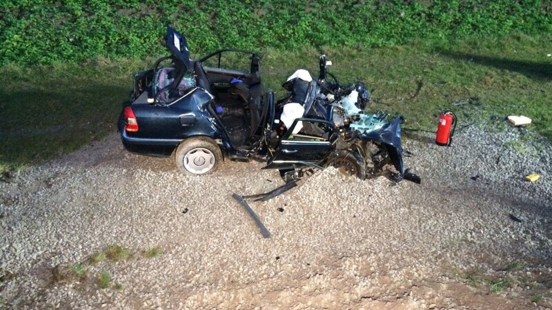 Horror-Unfall am Donnerstag auf der B20 auf Höhe Mögling im Landkreis Dingolfing-Landau. Ein Lkw hatte ein Auto frontal gerammt. Der 46-jährige Autofahrer schwebt in Lebensgefahr.