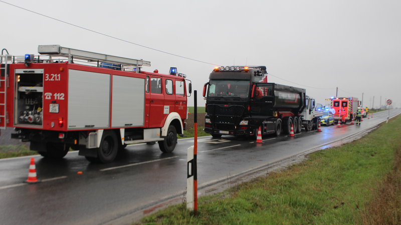 Am Mittwochvormittag ist ein Kleintransporter gegen einen Lastwagen geprallt.