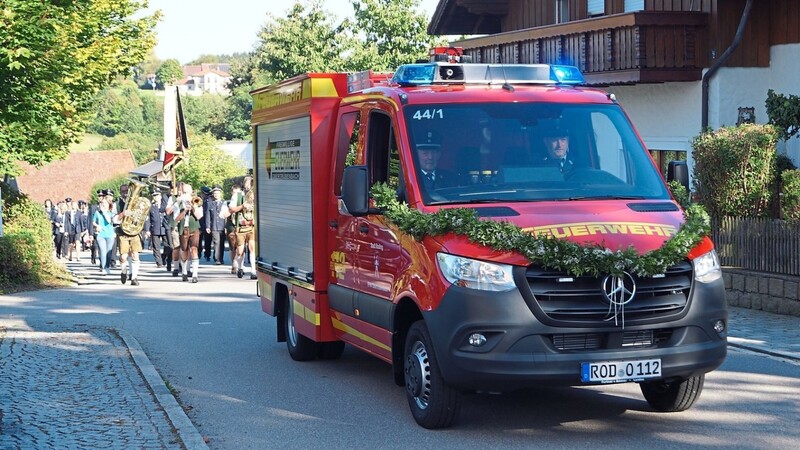 Mit Girlanden war das neue Einsatzfahrzeug, das den Kirchenzug anführte, geschmückt.