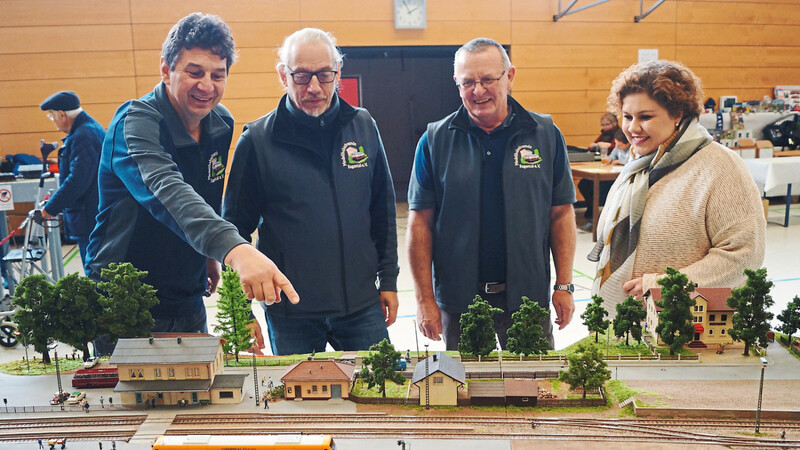 Gerhard Laubmeier, Vorsitzender Markus Wagner und Peter Hartl erläutern Bürgermeisterin Alexandra Riedl den originalgetreuen Nachbau des alten Rodinger Bahnhofes.