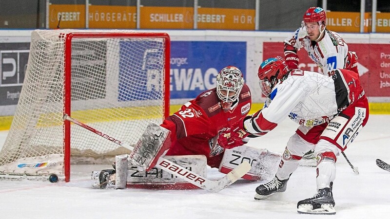 KNAPP VORBEI IST AUCH DANEBEN: Die Landshuter - hier Tyson McLellan (rechts) und Samir Kharboutli (im Hintergrund) - hatten ihr Visier in der Domstadt nicht sonderlich präzise eingestellt oder scheiterten wiederholt an Eisbären-Keeper Devin Williams.