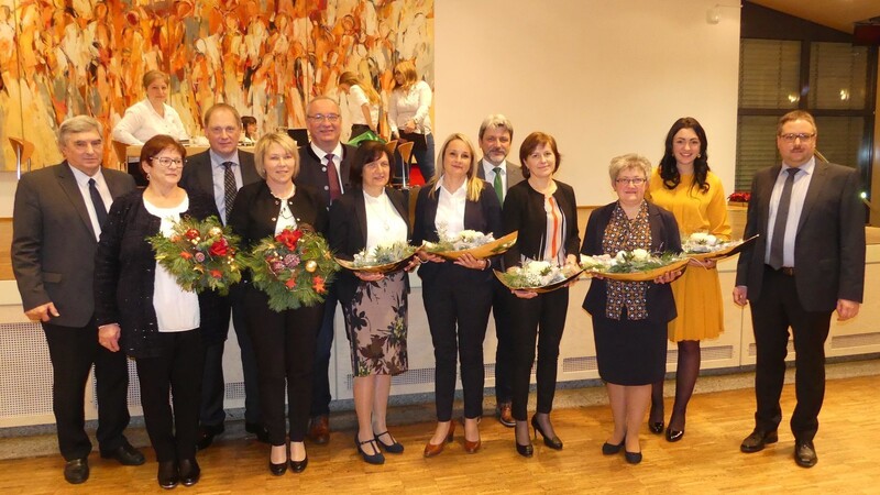 Die Ehrengäste mit den mit Blumen bedachten Partnern der Feuerwehrführungskräfte.