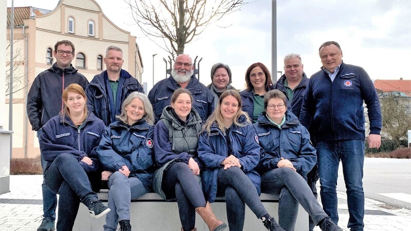 Die Teilnehmer des GNU-Jahrestreffen in Plattling: (vorne v. l.) Michaela Tauer, Heidi Schauer-Köckeis, Julia Gehr, Nicole Roth und Erika Kröll sowie (hinten v. l.) Korbinian Breit, Hubert Szücs, Hermann Schattenkirchner, Veronika Bauer, Nicole Waas, Jürgen Tauer und Ludwig Helfrich.