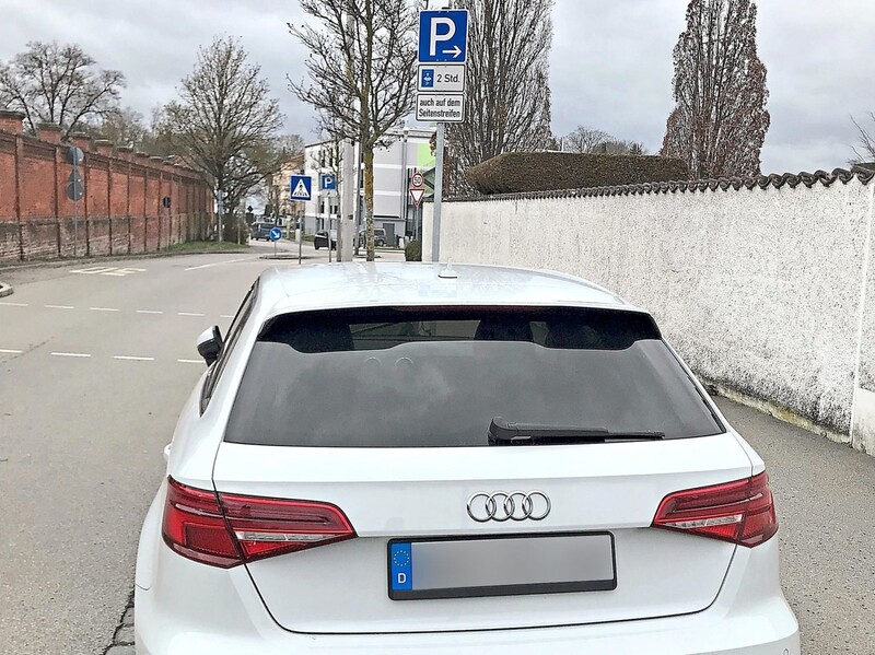 Als der Fahrer des weißen Audi sein Fahrzeug abstellte, gab es die Beschränkung der Parkzeit auf zwei Stunden noch nicht. 