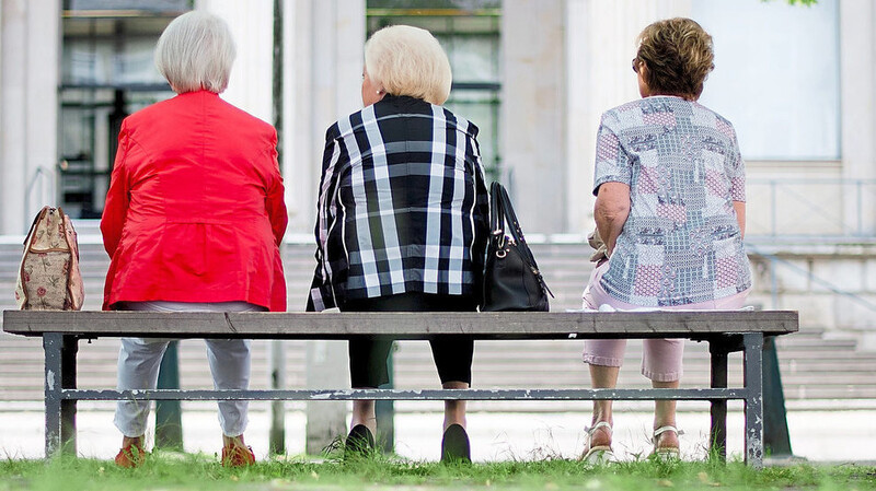 Frauen müssten privat stärker vorsorgen, um ihren Lebensstandard halten zu können, was aber schwieriger für sie ist, weil sie eben weniger verdienen.