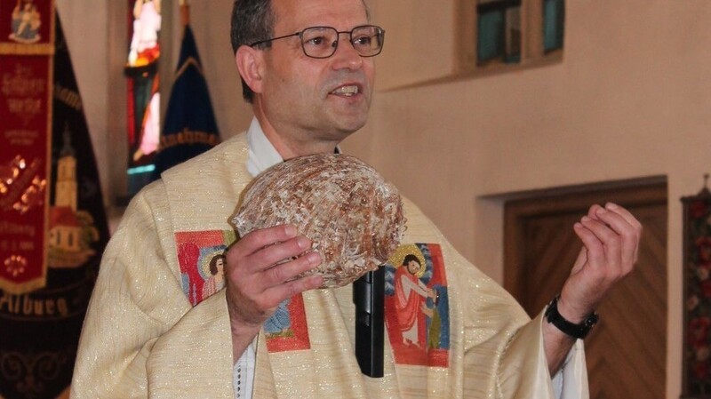 Pfarrer Heinrich Weber stellte eine Pilgermuschel in den Mittelpunkt seiner Abschiedspredigt.