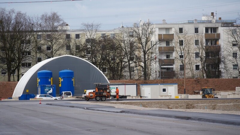 Noch etwas Besonderes: Im weißen Zelt wird alter Beton aufgearbeitet. Die Bauherren sind dazu verpflichtet, auch recycelten Beton zu nutzen.