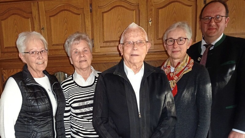 VdK-Vertreterin Doris Härtinger, Ehefrau Ilse Nowotny, Jubilar Rudolf Nowotny, OGV-Vorsitzende Marianne Jubelt und Bürgermeister Herbert Lichtinger (von links).