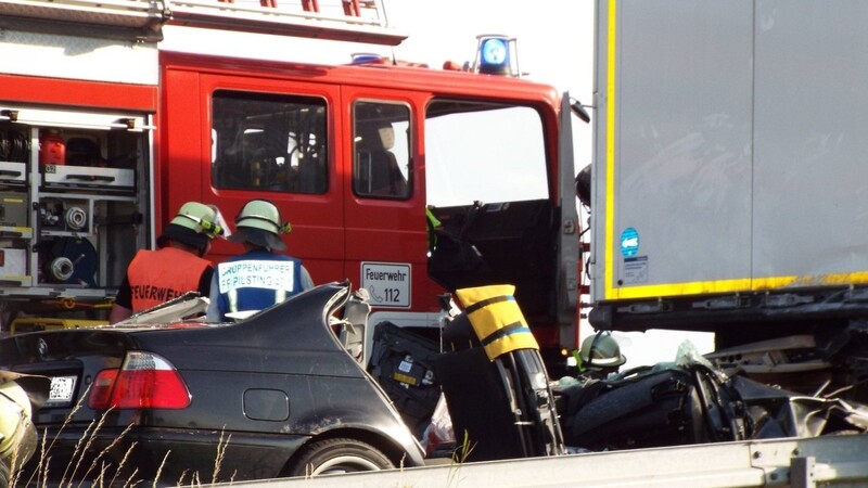 Feuerwehrleute nahmen von dem verunglückten Pkw das Dach ab.