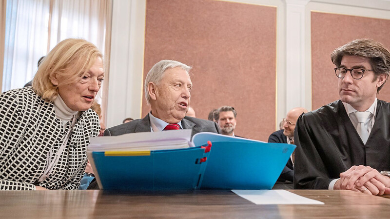 Die Kläger Margarete und Andreas Berberich (M.) sitzen mit ihrem Anwalt Nils Körber im Verhandlungssaal. Am 30. Januar will der Bundesfinanzhof in München seine Entscheidung verkünden.