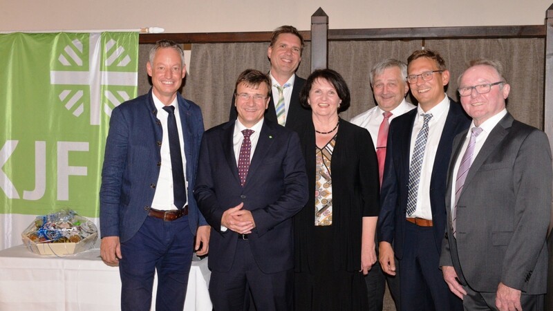 Bei der Verabschiedung von Maria Welsch (v.l.): OB Markus Pannermayr, KJF-Direktor Michael Eibl, Regierungsschuldirektor Rainer Fauser, Rektorin Maria Welsch, Otto Wagmann von der Regierung von Niederbayern, der künftige Schulleiter Jürgen Horn und stellvertretender Landrat Franz-Xaver Stierstorfer.