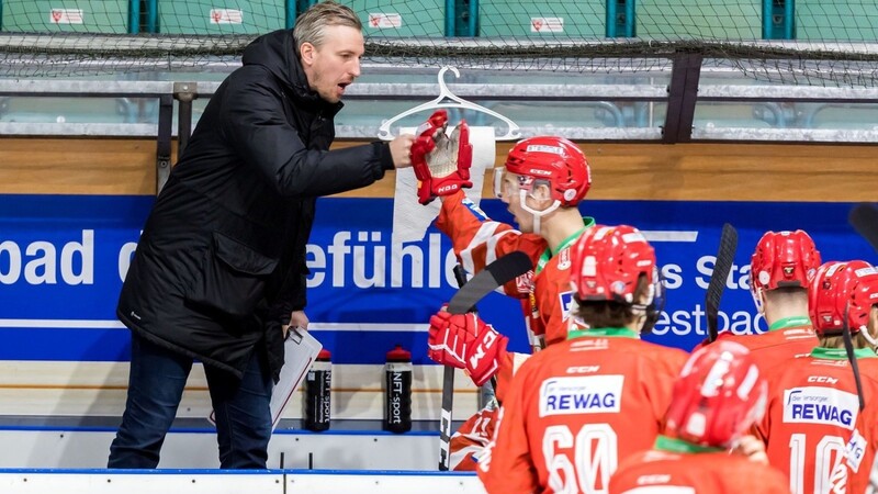 Hat bei den Eisbären Regensburg verlängert: Trainer Max Kaltenhauser (links).