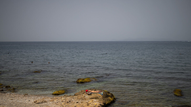 Gehört zu den beliebtesten Reisezielen der Ostbayern in diesem Sommer: Griechenland. Hier sonnt sich eine Frau während der Hitzewelle am Strand von Faliro vergangene Woche bei 44 Grad.