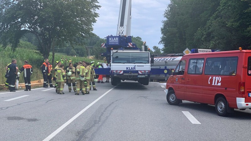 Der Autofahrer wurde bei dem Unfall so schwer verletzt, dass er nur noch tot geborgen werden konnte.