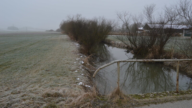 Auf der anderen Seite der Vils fährt man bis auf Höhe des Sportplatzes und gelangt über eine weitere Brücke zu dessen Einfahrt.