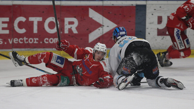 Die Eisbären Regensburg (in Rot) kassieren gegen Leipzig eine böse Pleite.