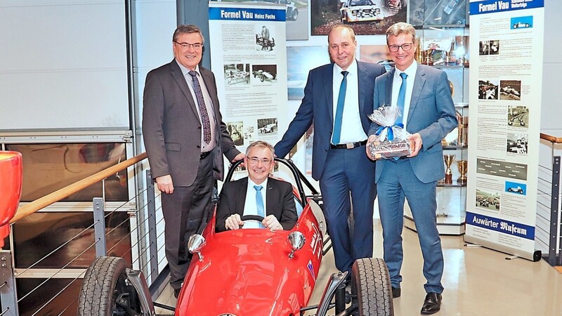 Bürgermeister Josef Hopfensperger (v.l.), der stellvertretende Landrat Werner Bumeder und der 2. Bürgermeister Martin Hiergeist mit Staatsminister Bernd Sibler.