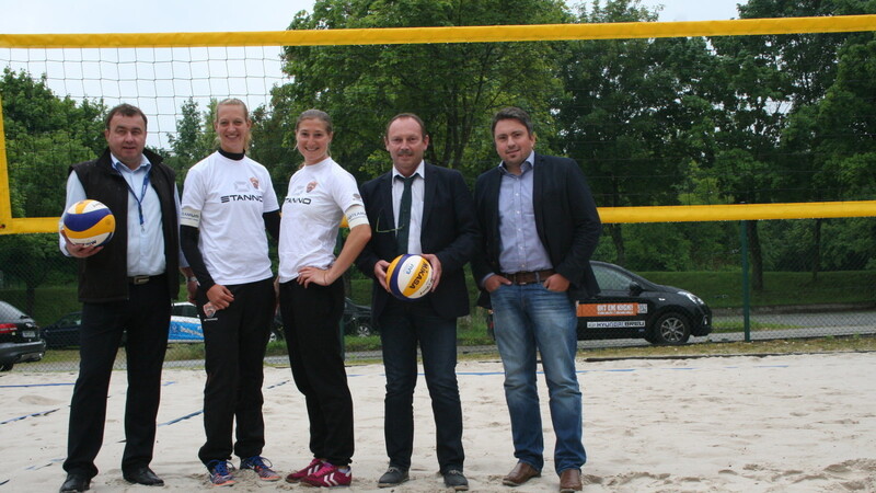 Die Sponsorpartner des NawaRo Beach-Teams Hans Paintinger von Hyundai Breu (links) sowie Rupert Hafner und Stefan Ertl von opTEAMum Personaldienstleistungen (rechts) ließen es sich nicht nehmen Natascha Niemczyk (Mitte links) und Sabrina Karnbaum (Mitte rechts) beim Training auf den FTSV Beachplätzen zu besuchen.