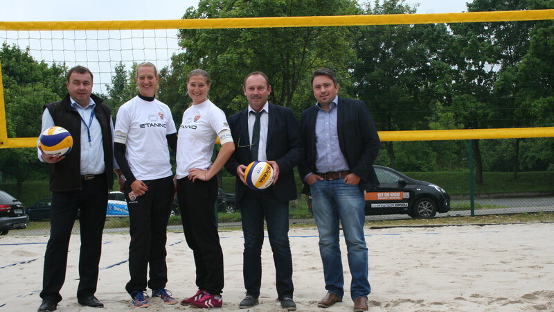 Die Sponsorpartner des NawaRo Beach-Teams Hans Paintinger von Hyundai Breu (links) sowie Rupert Hafner und Stefan Ertl von opTEAMum Personaldienstleistungen (rechts) ließen es sich nicht nehmen Natascha Niemczyk (Mitte links) und Sabrina Karnbaum (Mitte rechts) beim Training auf den FTSV Beachplätzen zu besuchen.