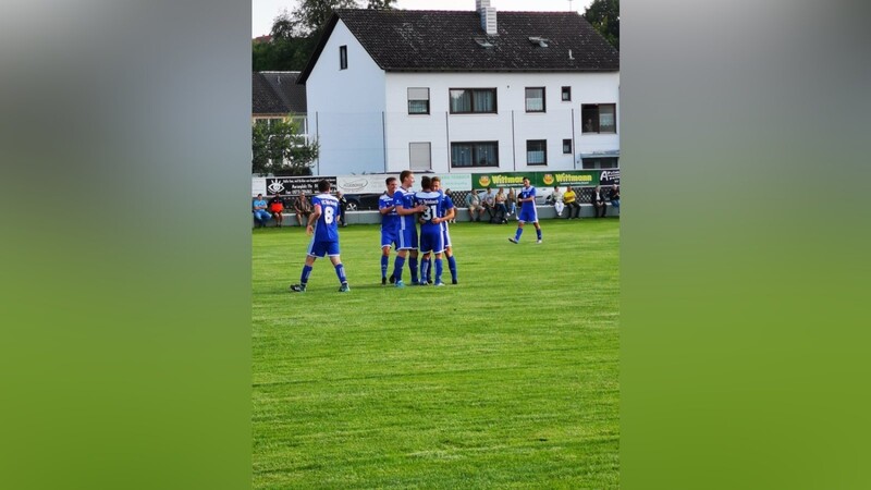 Die Spieler des FC Teisbach wollen auch am Sonntag wieder jubeln.