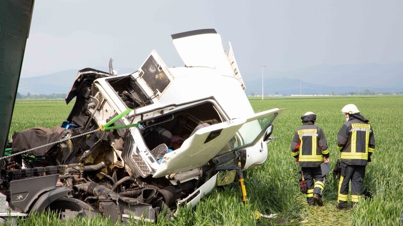 Zwei Lastwagen sind bei Wallersdorf zusammengestoßen.