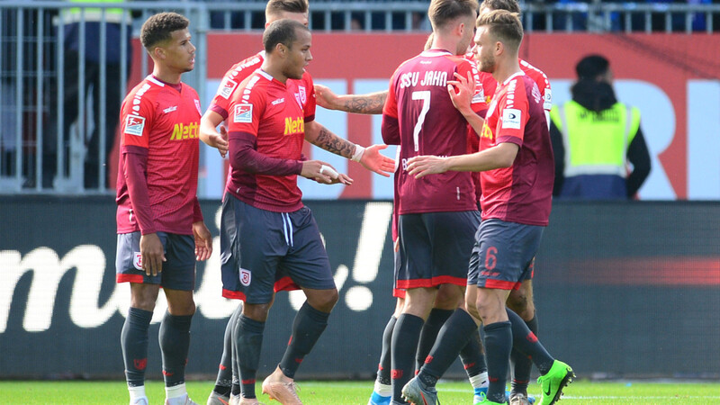 Der SSV Jahn bejubelt einen Auswärtssieg bei Holstein Kiel.