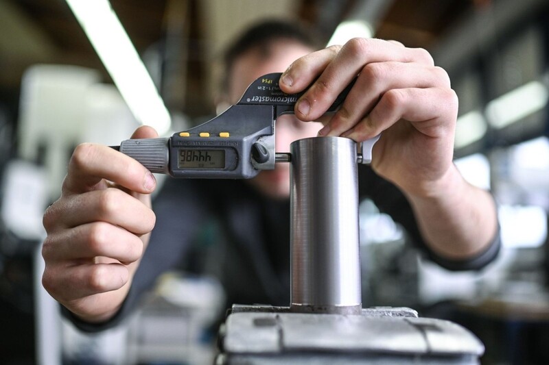 Ein Auszubildender im Metall-Handwerk misst in einem Ravensburger Ausbildungszentrum die Dicke eines Werkstücks. 