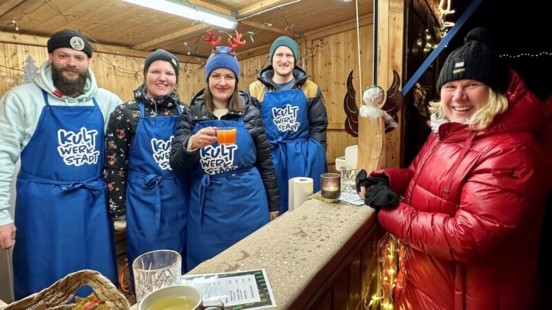 Mitglieder des "KultWerkStadt" e. V. waren auch bei der Waldweihnacht der Waldbühne vertreten, um Einnahmen für ihre Spendenaktion zu generieren. Auf dem Bild sind von links Philipp Hastreiter, Elisabeth Nürnberger, Marina Schmid und Matthias Löffelmann zusammen mit Kundin Marion Hastreiter zu sehen.