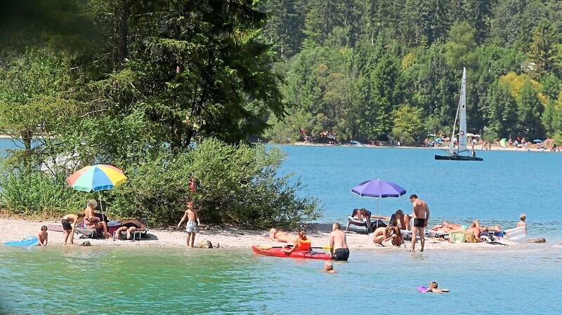 Der Walchensee - an dem die Bundesstraße B11 entlang führt - ist ein beliebtes Ausflugsziel.