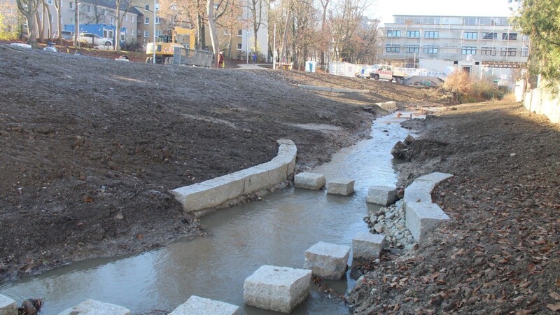 Die freien Flächen entlang des Bachs werden im Frühjahr begrünt, der Radweg nächsten Mittwoch freigegeben.