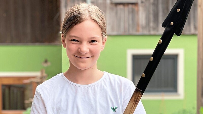 Die Lanze hat sie schon, aufs Schwert wartet sie noch: Franziska Hierstetter (11) brennt darauf, im August den Kinderdrachen erlegen zu dürfen.