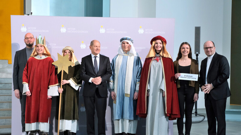 Sternsinger aus Grammelkam beim Kanzler in Berlin. Zu sehen (verkleidet, v.l.): Tobias Hampel, Marie Zeller, Simon Hörndl, Maria Kolbeck, (unverkleidet) Julia Hampel.