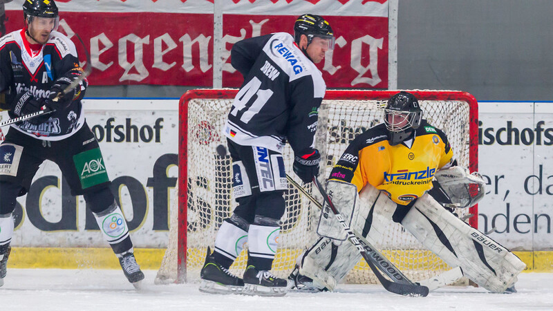 Stehen in der Playoff-Serie gegen Sonthofen unter Druck: Billy Trew (Mitte) und der EVR.