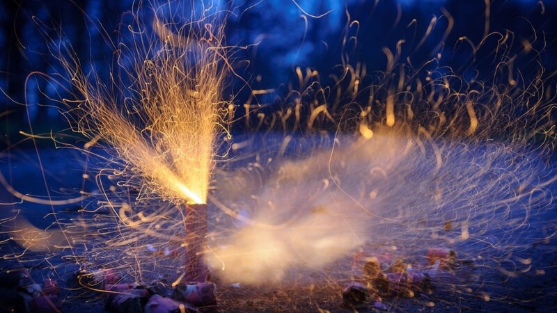 Ein 66-jähriger Radfahrer ist am Sonntag in Landshut von einem explodierenden Böller verletzt worden. (Symbolbild)