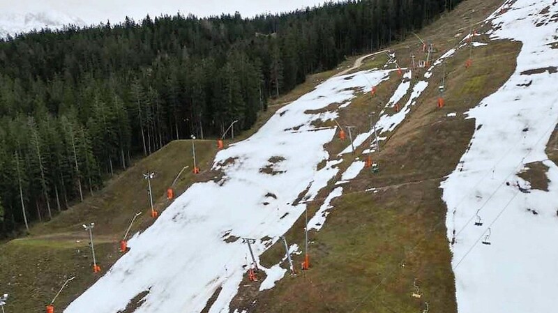 Viele Skipisten sehen in den vergangenen Wochen wie ein Flickenteppich aus Matsch, Gras und Kunstschnee aus.