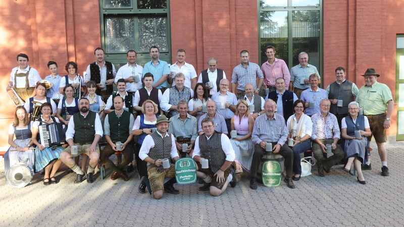 Schon voller Vorfreude waren alle Anwesenden bei der Bierprobe für das bevorstehende 59.Taufkirchener Traditionsvolkfestes.