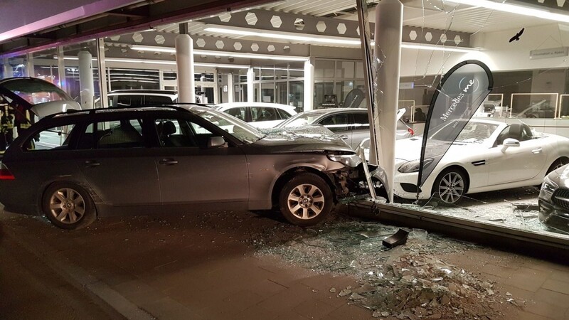 Ein Autofahrer ist in Rottenburg in den Verkaufsraum eines Autohauses gefahren.