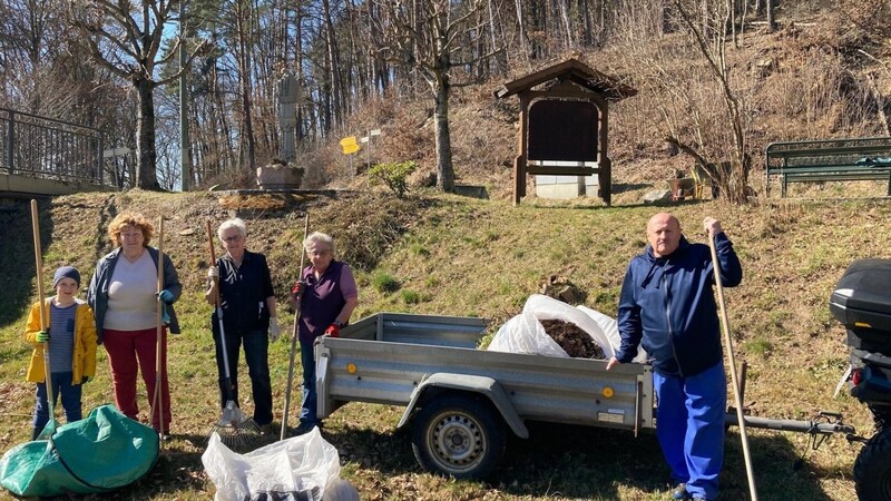 Dank dem Einsatz freiwiliger Helfer aus den Reihen der Gemeinschaft im Unteren Dorf (GUD) erstrahlt das Umfeld des Hl. Nepomuk wieder in frühlingshaftem Glanz.