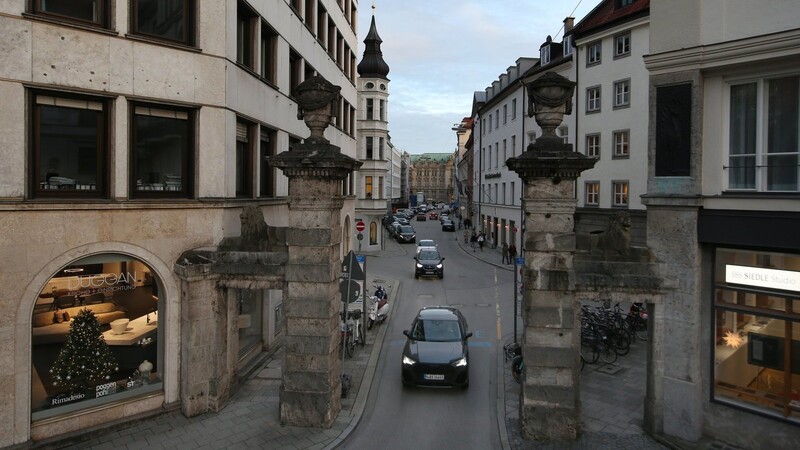 Von oben: das Max-Tor mit der Durchfahrt in die Prannerstraße.