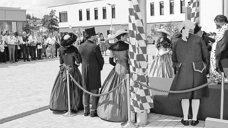 Das waren noch (bessere) Zeiten: Das KiNi-Theater spielte 2018 unter anderem auf dem neuen, zentralen Dorfplatz in Niederwinkling. (Archivbild)