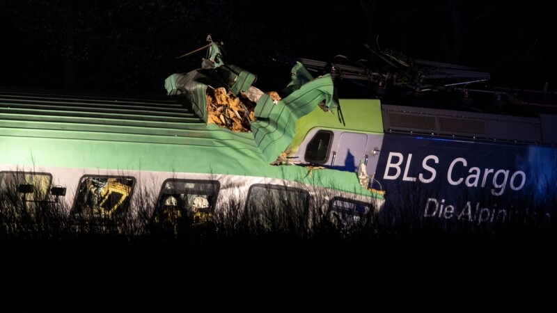 Der mit Lastwagen beladene Güterzug kollidierte auf der Rheintalstrecke mit Teilen einer Brücke.